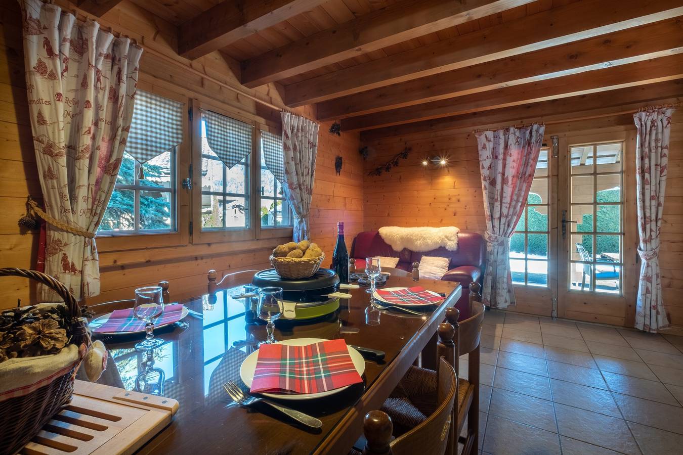 Chalet 'Mitoyen 4 Personnes' avec vue sur les montagnes, terrasse privée et Wi-Fi in Alex (Annecy), Région d'Annecy