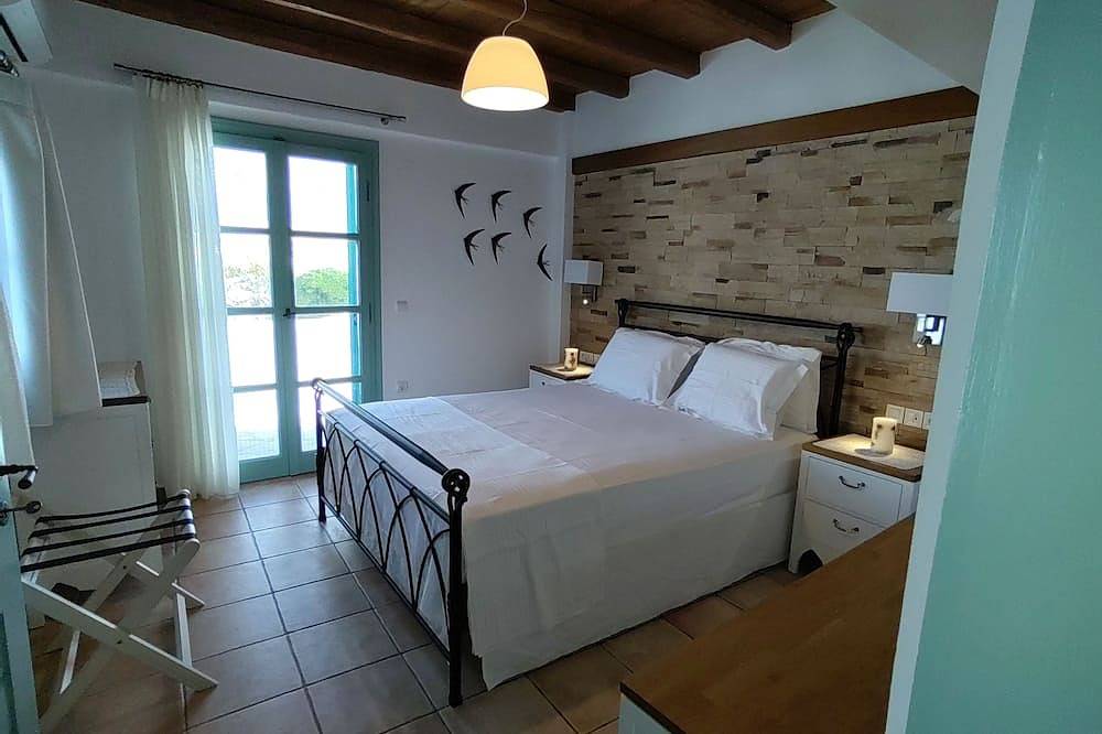 Excepcional villa de 82m2, acceso directo al mar, vista abrumadora al amanecer y al mar in Pollonia, Milo