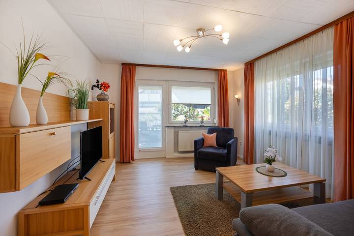 Ganze Wohnung, Ferienwohnung 'Bodensee' mit Balkon, Gartenblick und Wi-Fi in Friedrichshafen, Region Bodensee-Oberschwaben