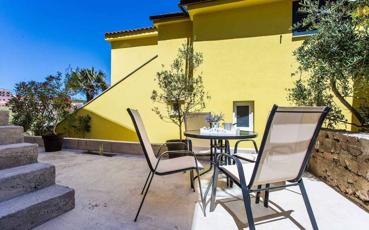Ganze Ferienwohnung, Ferienwohnung mit Terrasse in Strandnähe  in Vrbnik, Krk