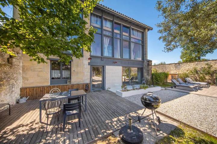 Location de vacances pour 4 personnes, avec Terrasse et Jardin ainsi que Piscine et Vue à Lamarque