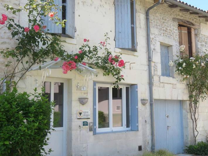 Location de vacances pour 4 personnes, avec Terrasse ainsi que Jardin et Vue à Bourg-Charente