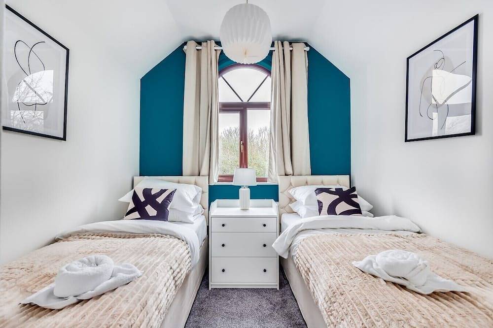 Shenley House • Close to City Centre • Driveway Parking • Workspace • Smart Tvs • Yoko Property in Milton Keynes, Südostengland