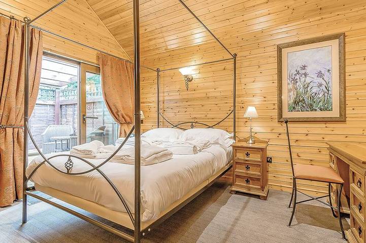 Vacation rental for 2 people, with Balcony/Terrace and Hot tub as well as Sauna in Surrey Hills