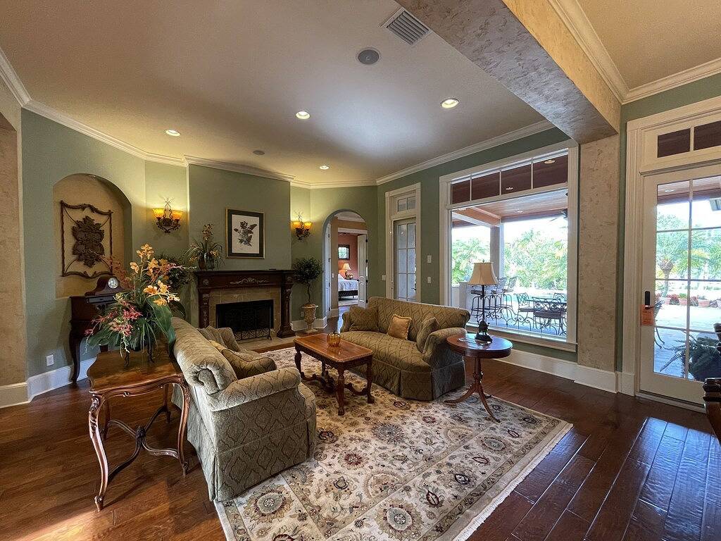 Vacation Pool home steps to beach. Let us help you with all your vacation plans! in Naples (FL), Southwest Florida