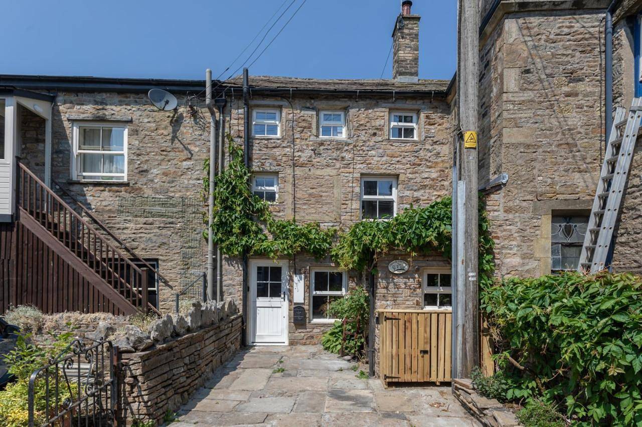 Chapel Cottage with Log Burner (Dog Friendly) in Hawes, Yorkshire Dales National Park
