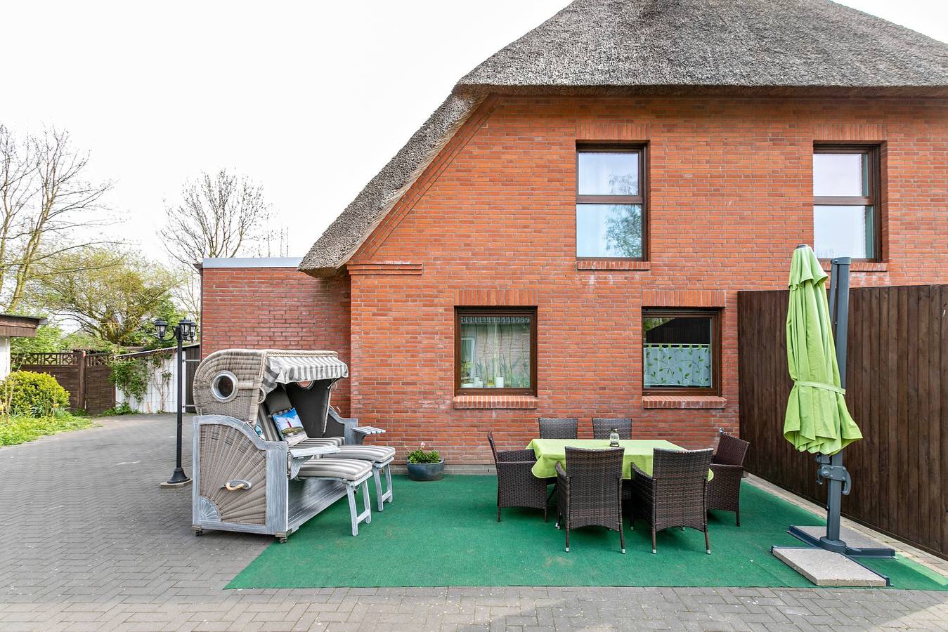 Ganze Wohnung, Ferienwohnung "Nordlicht" im Reetdachhaus mit Terrasse und Wlan in Wesselburener Deichhausen, Nordseeküste
