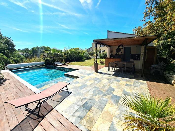 Location de vacances pour 8 personnes, avec terrasse ainsi que jardin et piscine à Montolieu