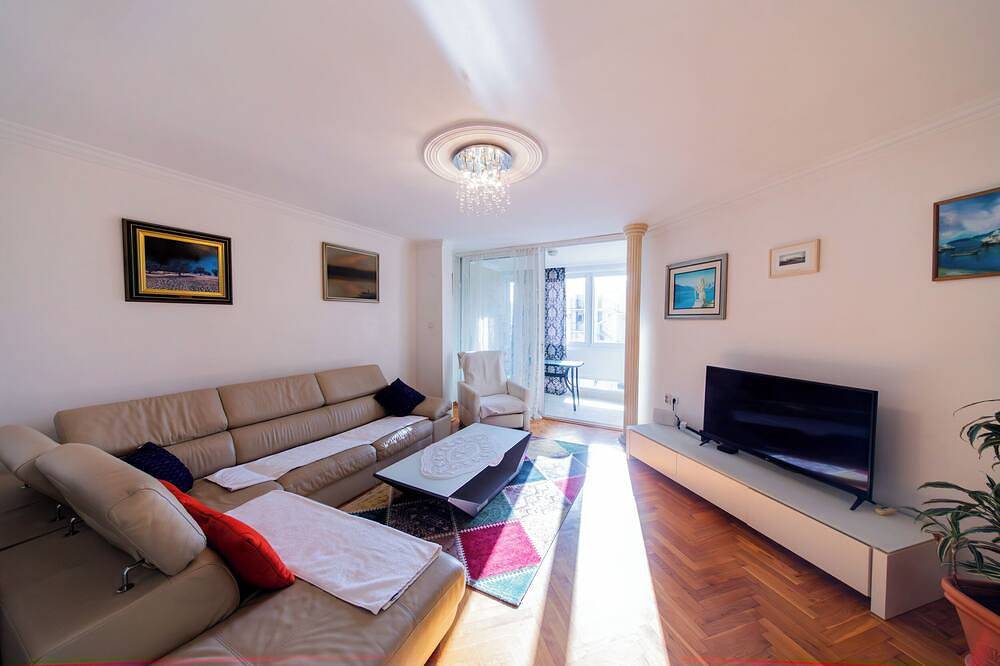 Entire apartment, Spacious three-bedroom apartment in Budva in Budva, Opština Budva