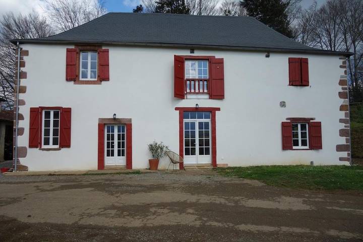 Location de vacances pour 8 personnes, avec terrasse ainsi que jardin et vue à Saint-Jean-le-Vieux