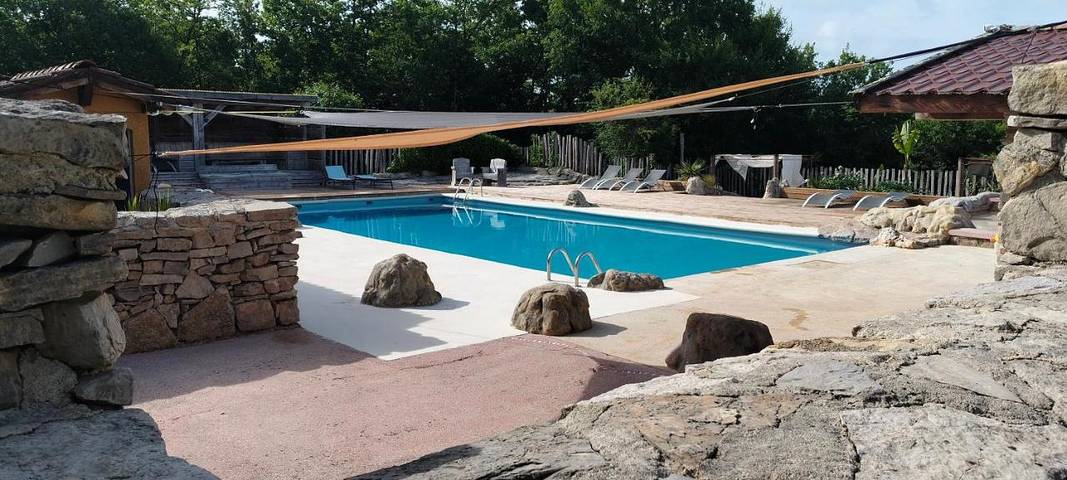 Gîte pour 5 personnes, avec terrasse ainsi que piscine et jardin dans Office De Tourisme Causses Et Gorges De L Aveyron - 2