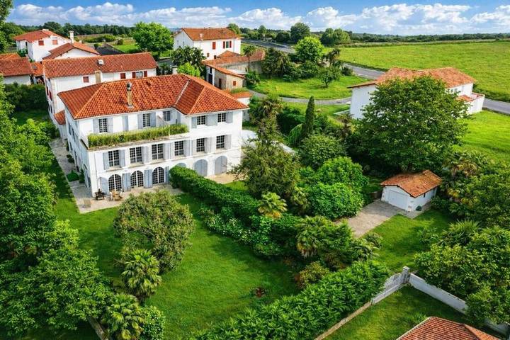 Villa voor 16 personen, with Balkon and Whirlpool as well as Terras and Tuin in Ascain
