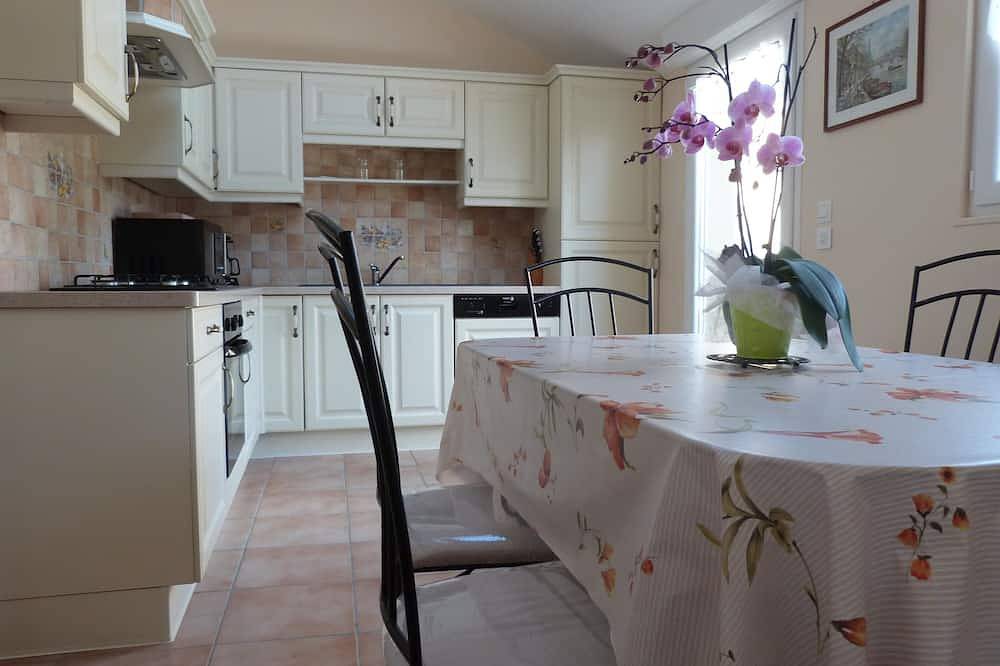 5 Mins From Paimpol Brehat, 40 Mins From Cote De Granit Rose. 2 To 12 Adults in Lézardrieux, Pink Granite Coast