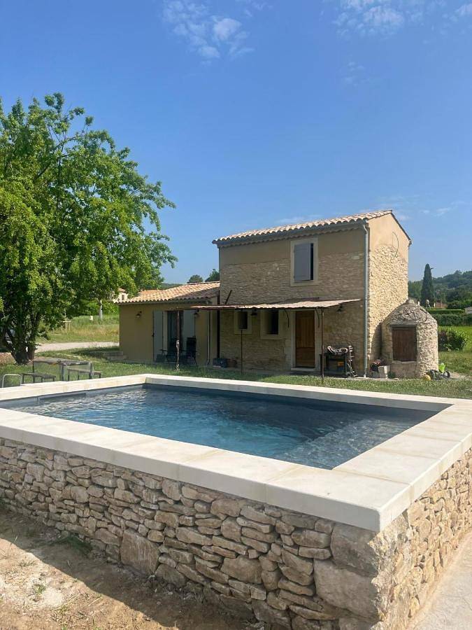 Location de vacances pour 4 personnes, avec terrasse et jardin ainsi que vue et piscine à Mane