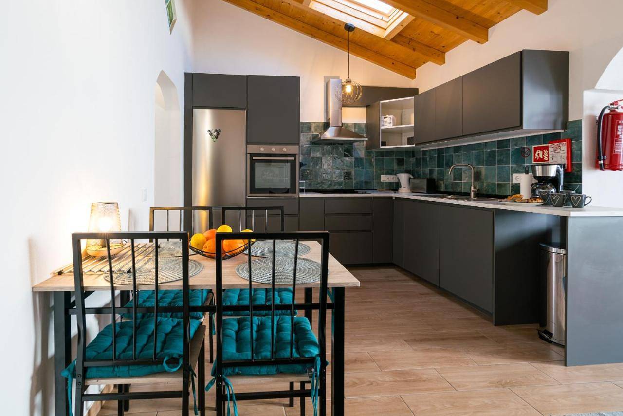 A Charming Village Retreat Casa Kaz in Budens, Distrito de Faro