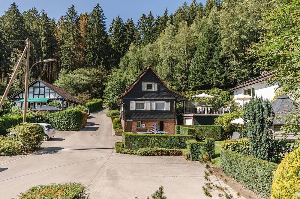 Ferienhaus in Ortsrandlage mit Aussensauna und beleuchteter Glasüberdachung in Eslohe, Hochsauerlandkreis