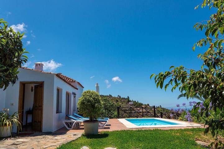 Casa de vacaciones para 3 personas, con terraza además de piscina y jardín en La Palma