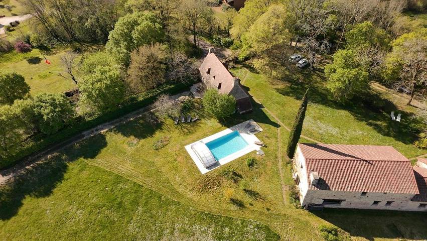 Location de vacances pour 6 personnes, avec vue ainsi que jardin et piscine, adapté aux familles à Saint-Aubin-de-Nabirat - 3