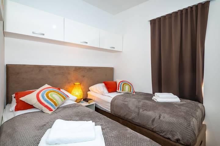 Villa pour 8 personnes, avec piscine ainsi que terrasse et jardin, animaux acceptés à Nin - 2