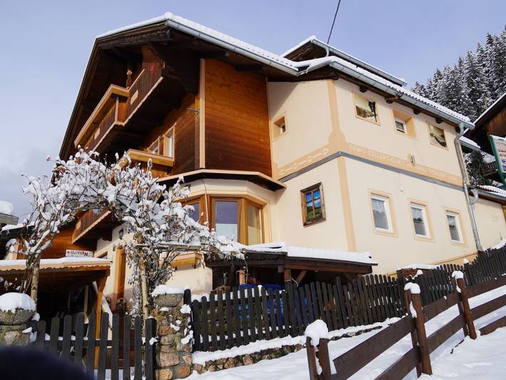 Ferienhaus für 7 Personen, mit Balkon und Terrasse sowie Garten und Ausblick in Hippach