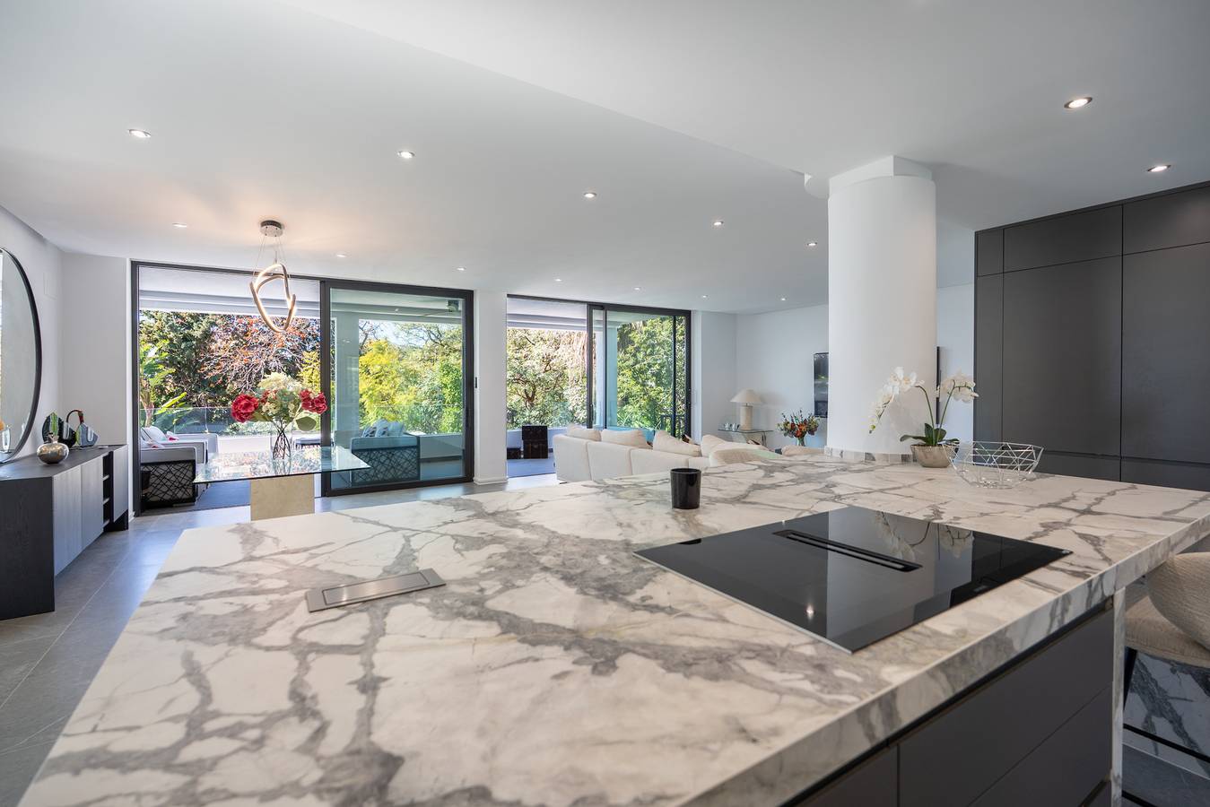 Villa Karma -Elegant Villa with Pool, Garden & Mul in El Paraiso Golf Estepona, Benahavís