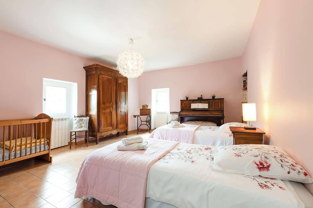 Cévennes : beautiful 17th century house, 120ha, Swimming pool, Wifi in Monoblet, Cevennen