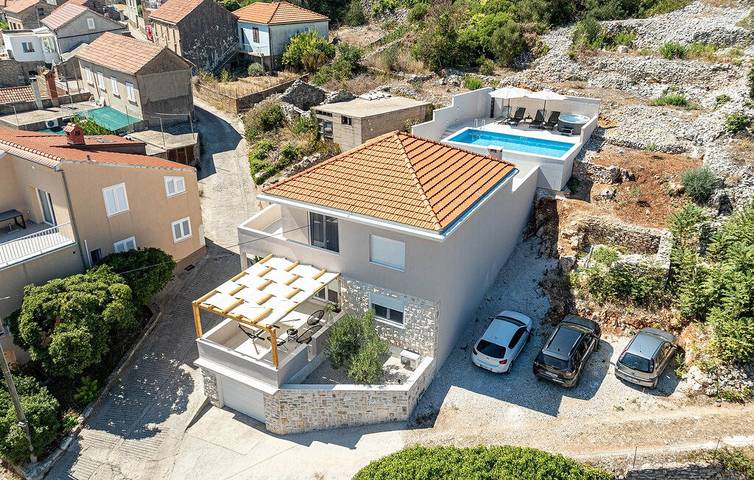 Villa for 6 people, with hot tub and garden on Korcula
