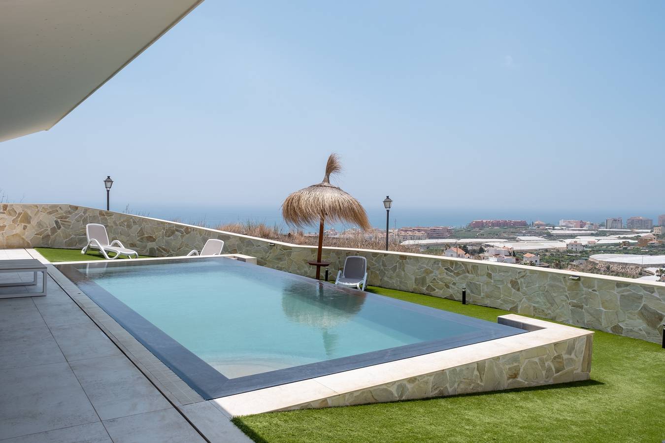 Villa 'Exclusive Too' met Zwembad, Terras & Wi-Fi in Torrox Costa, Torrox