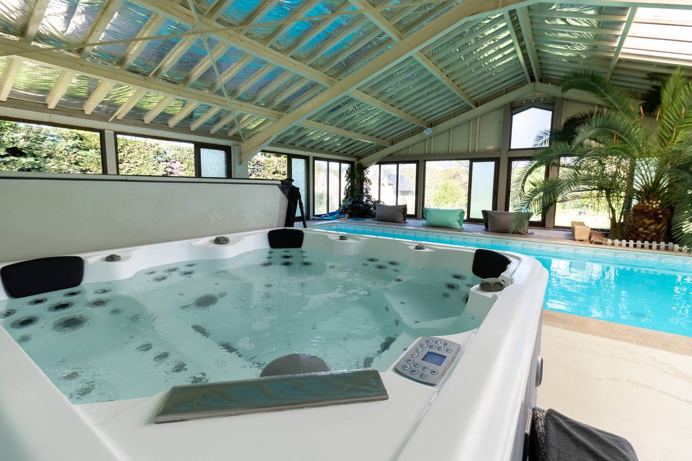 Villa 'Gîte Piscine Et Jacuzzi Intérieurs' con piscina, terrazza, giardino e Wi-Fi in Cherveix-Cubas, Périgord Vert