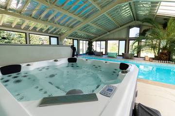 Ferienhaus für 15 Personen, mit Whirlpool und Sauna sowie Garten in Frankreich