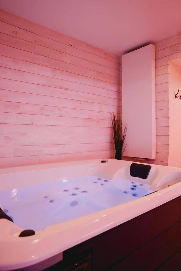 Hôtel pour 2 personnes, avec sauna et jacuzzi ainsi que piscine et balcon