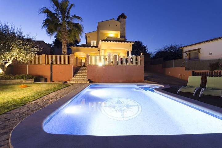 Villa pour 6 personnes, avec balcon et jardin à Olivella