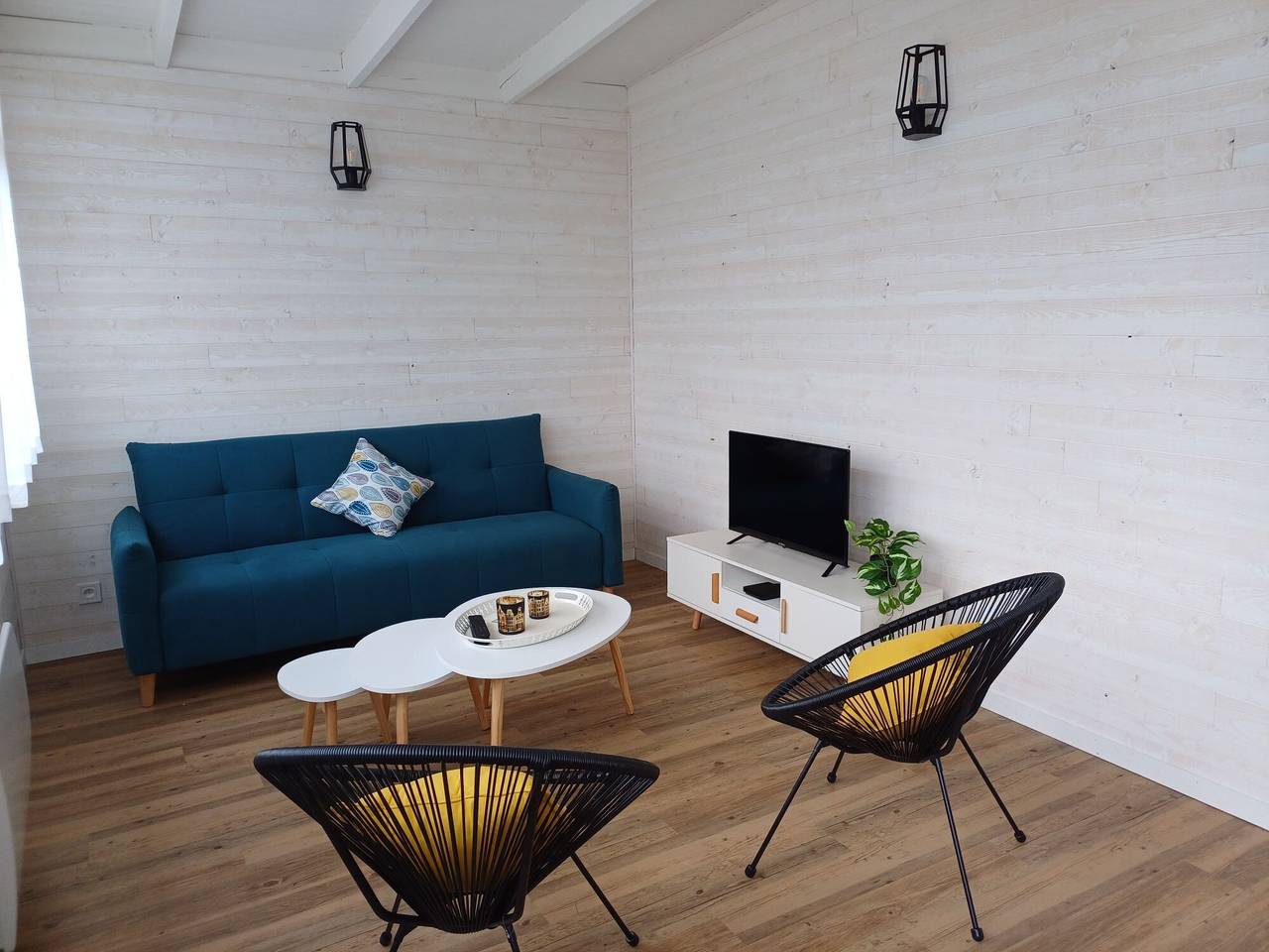 Chalet « Bord de Mer à Ode Vras » avec terrasse privée, jardin et Wi-Fi in Plounévez-Lochrist, Côte des Légendes