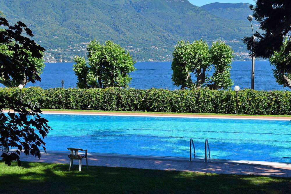 Geheel appartement, Leuk appartement voor 6 personen met zwembad, Wifi, Tv, patio en parking in Porto Valtravaglia, Lago Maggiore (Lombardy)