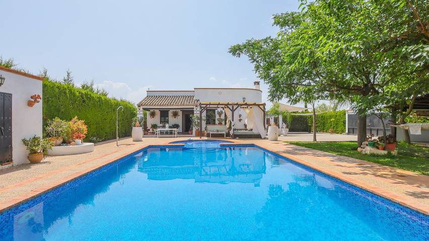 Chalet para 4 personas, con Balcón/Terraza y Piscina en Marchena