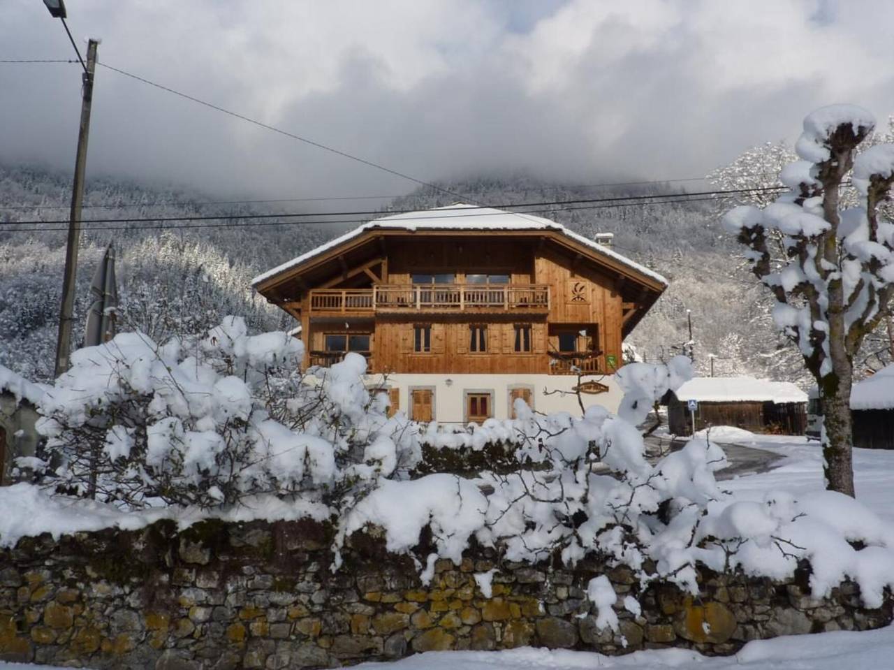Appartement entier, Appartement 'La Grange - 4 Pers' avec vue sur les montagnes, jardin privé et Wi-Fi in Taninges, Région de Bonneville