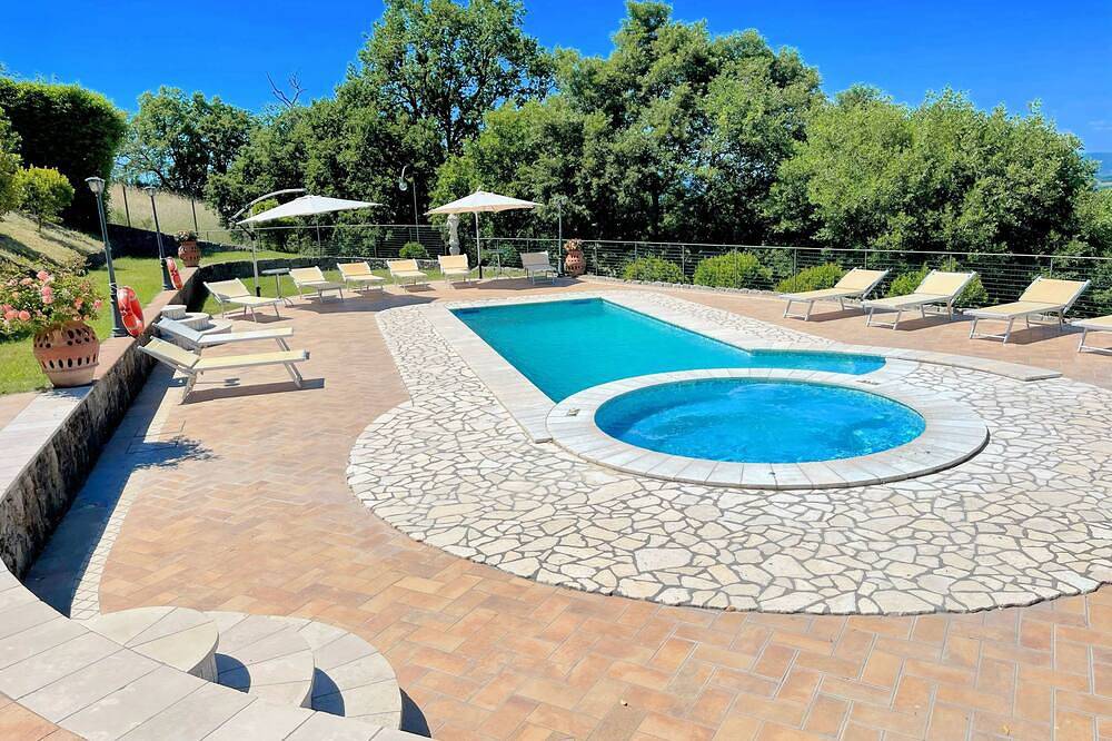 Piscina y jacuzzi - Encantadora villa en Umbria - capacidad para 24 personas in Montefiascone, Provincia de Viterbo