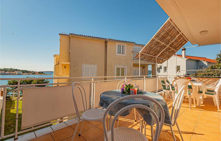 Ganze Ferienwohnung, Urlaub am Meer: Modernes Apartment mit Terrasse und WLAN, nur wenige Schritte vom Strand entfernt in Plaža hotela Spongiola, Brodarica