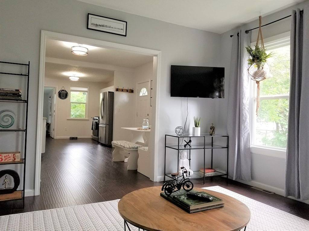 Cozy Centrally Located Gem-King, Hot Tub, Pets Ok, Shops & 15 Mins to Lake Erie in Mentor, Lake County (OH)