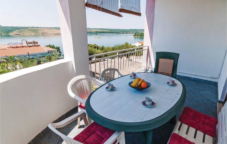 Ganze Ferienwohnung, Gemütliches Apartment mit 1 Schlafzimmer, Meerblick, WLAN und Parkplatz, 900 m vom Strand entfernt in Novigradsko More, Zadar