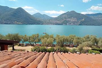 Gîte pour 4 personnes, avec balcon ainsi que piscine et jardin à Monte Isola