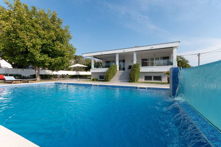 Ferienhaus für 12 Personen, mit Terrasse und Garten sowie Pool in Galovac