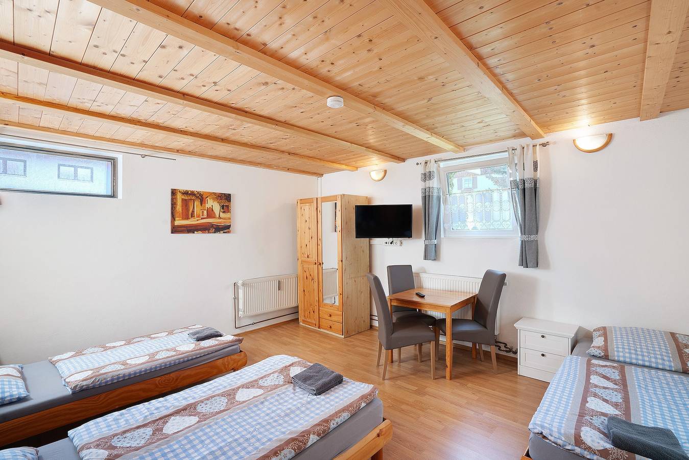 Ganze Wohnung, Knödelhof 'Appartement 12/13' mit Gemeinschaftsterrasse und Wlan in Putzbrunn, Oberbayern