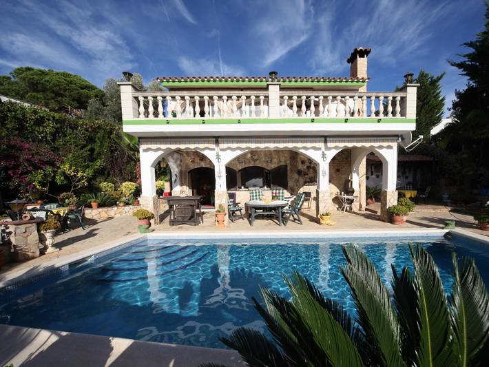 Location de vacances pour 6 personnes, avec jardin ainsi que piscine et vue sur l’océan à Canyelles