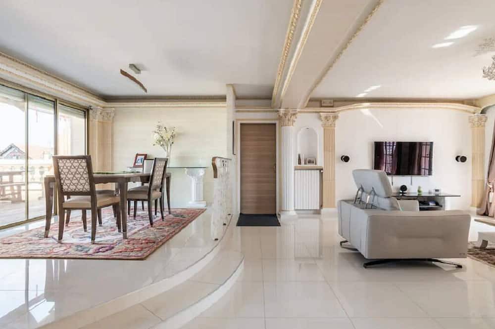 Appartement entier, Appartement d'exception piano ,terrasse, Spa, barbecue ascenseur privative in Aulnay-sous-Bois, Seine-Saint-Denis