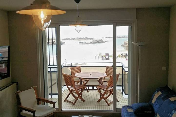 Ganze Wohnung, Neu: Schöne Ferienwohnung für 4 Personen am Strand, Super Meerblick in Coz Pors, Trégastel