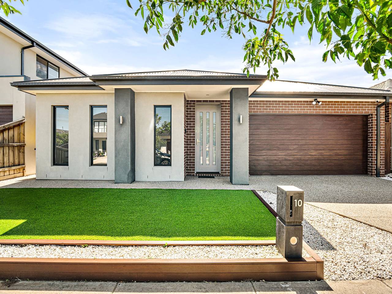 Entire apartment, Spacious 4-Bed Home with Private Outdoor Area in Victoria