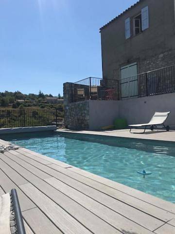 Gîte pour 6 personnes, avec terrasse et vue ainsi que jardin et piscine à Villemus