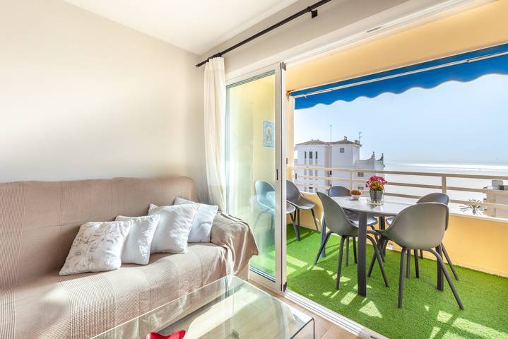 Entire apartment, Apartment "Paradise" on the Beach with Pool, Tennis Court, Terrace & Wi-Fi in Benalmádena Costa, Benalmádena