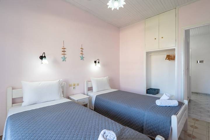 Διαμερίσματα διακοπών για 2 άτομα, με παιδική πισίνα και μπαλκόνι καθώς και κήπο στη Ρόδα